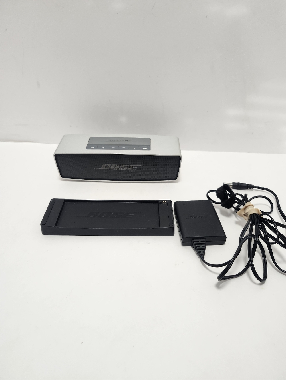 Bose SoundLink Mini Bluetooth Speaker And Charging Cradle Works Great